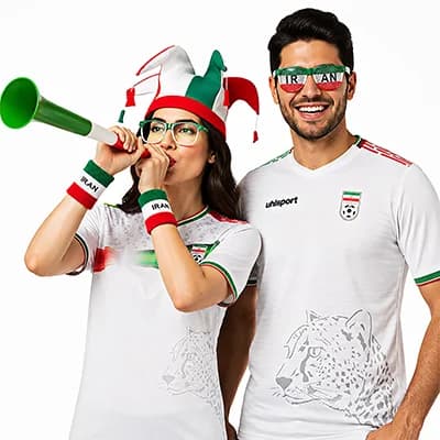 ست پیشنهادی هواداری تیم ملی فوتبال ایران زنانه و مردانه تیشرت آلشپرت اصلی و کلاه شیطونی و مچ بند و بوق+ عینک هواداری 2 عدد رایگان
